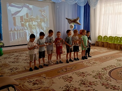 Девочки вручили мальчикам подарки в День защитника Отечества