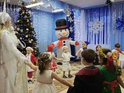 Снеговик поздравляет малышей