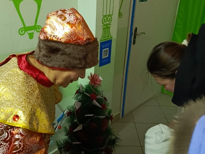 Детей и взрослых встречает Ёлочка с пожеланиями Счастливого Нового года!