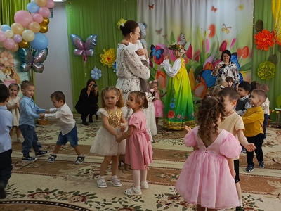 Для мам танцуют малыши