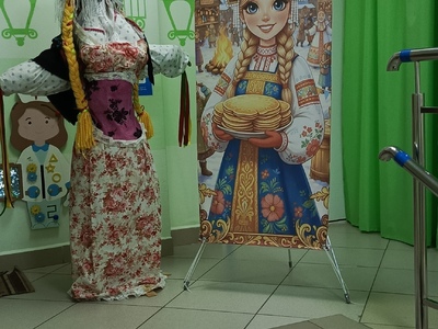 Детей встречает Масленица