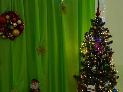 Создаём предновогоднее  настроение уже на входе в ДОУ