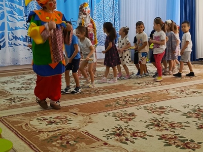 Петрушка развлекает детей на масленицу