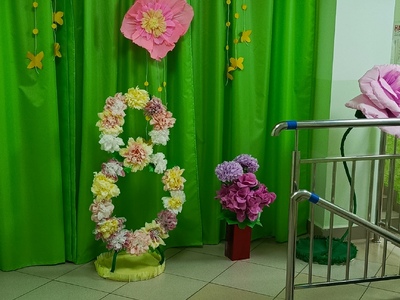 Утром мамочек встречаем, с праздником их поздравляем