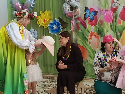 Наряжаем мам