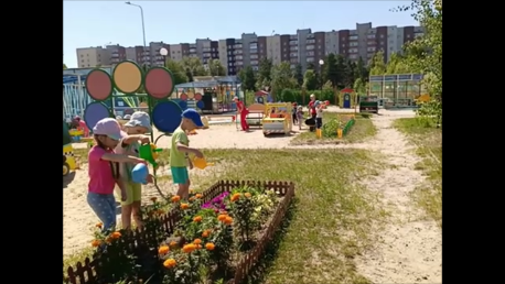 На клумбе цветы поливаем