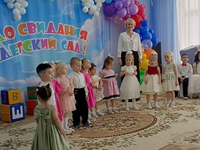 Малыши поздравляют выпускников