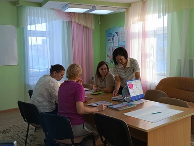 Жюри оценивает  пособия по патриотическому воспитанию